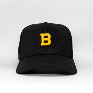 Boston Bruins Blackout Golden B - Black Snapback